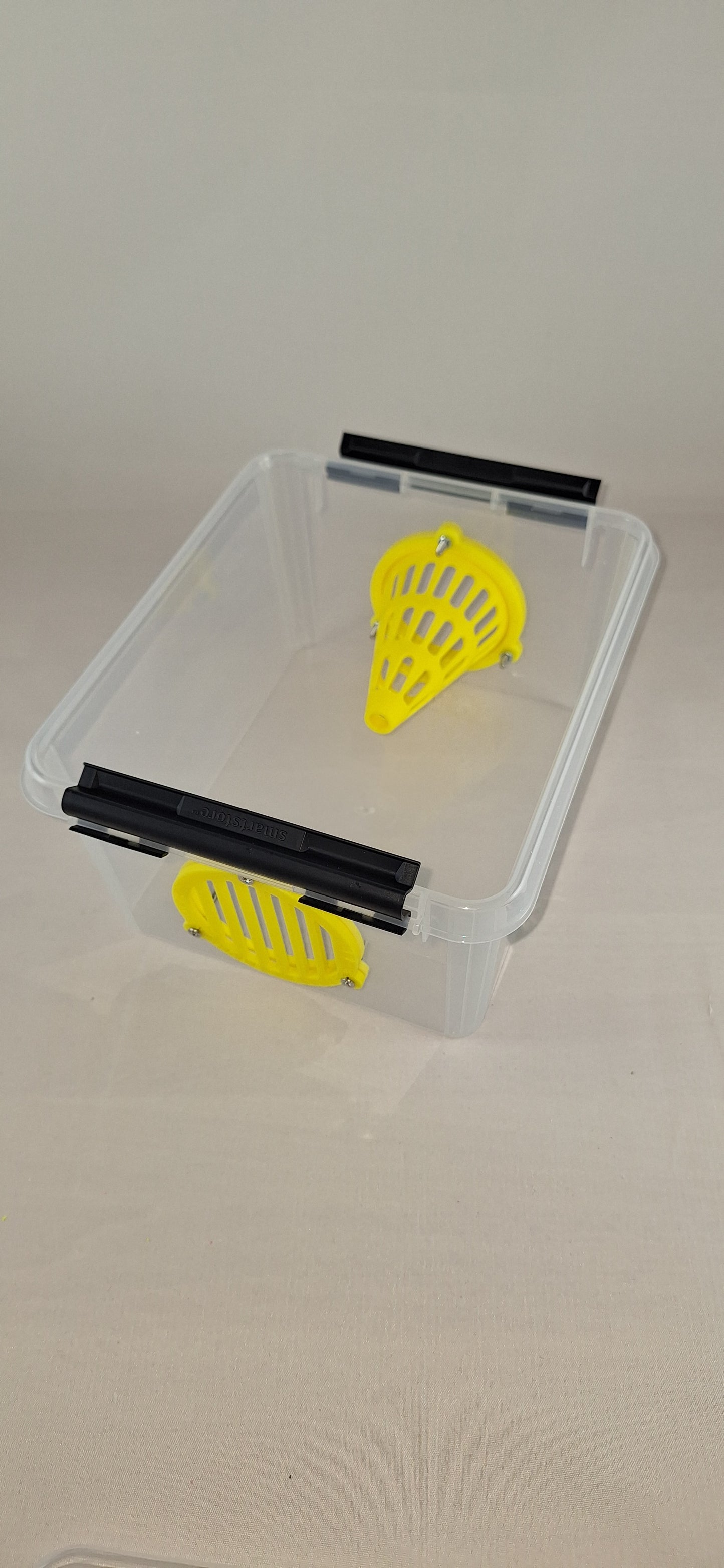 Selectieve lokval : 2 Liter box met 1x 60mm conus, 1x uitgang veilige lokpot en trappit.