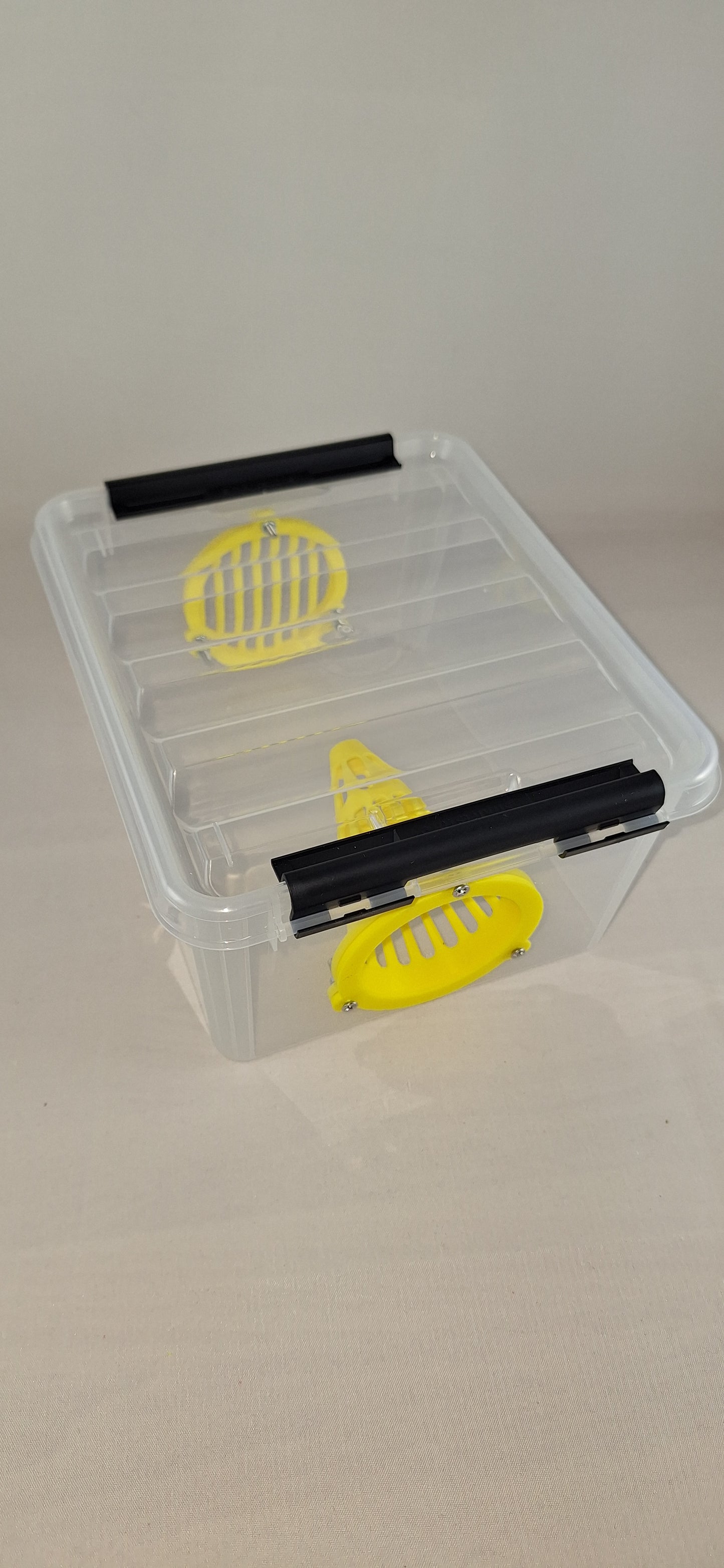 Selectieve lokval : 2 Liter box met 1x 60mm conus, 1x uitgang veilige lokpot en trappit.