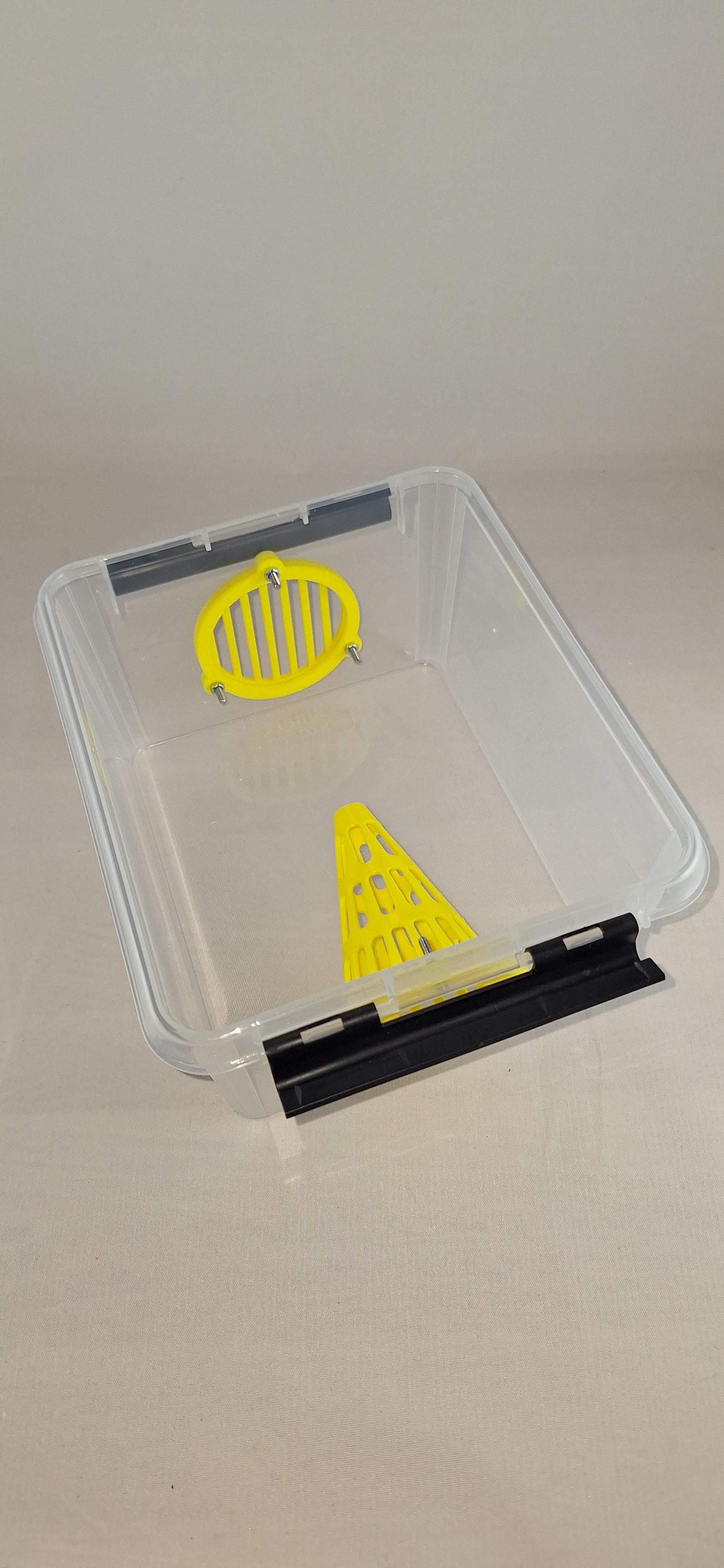 Selectieve lokval : 2 Liter box met 1x 60mm conus, 1x uitgang veilige lokpot en trappit.